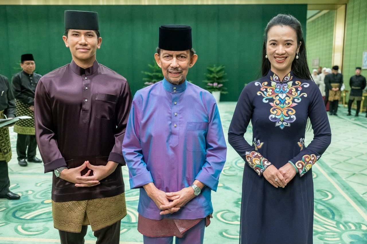 Quốc vương Haji Hassana Bolkiah và Hoàng tử Abdul Mateen, Bộ trưởng Ngoại giao Brunei chụp ảnh lưu niệm cùng Đại sứ Việt Nam tại Brunei Đỗ Thùy Dương