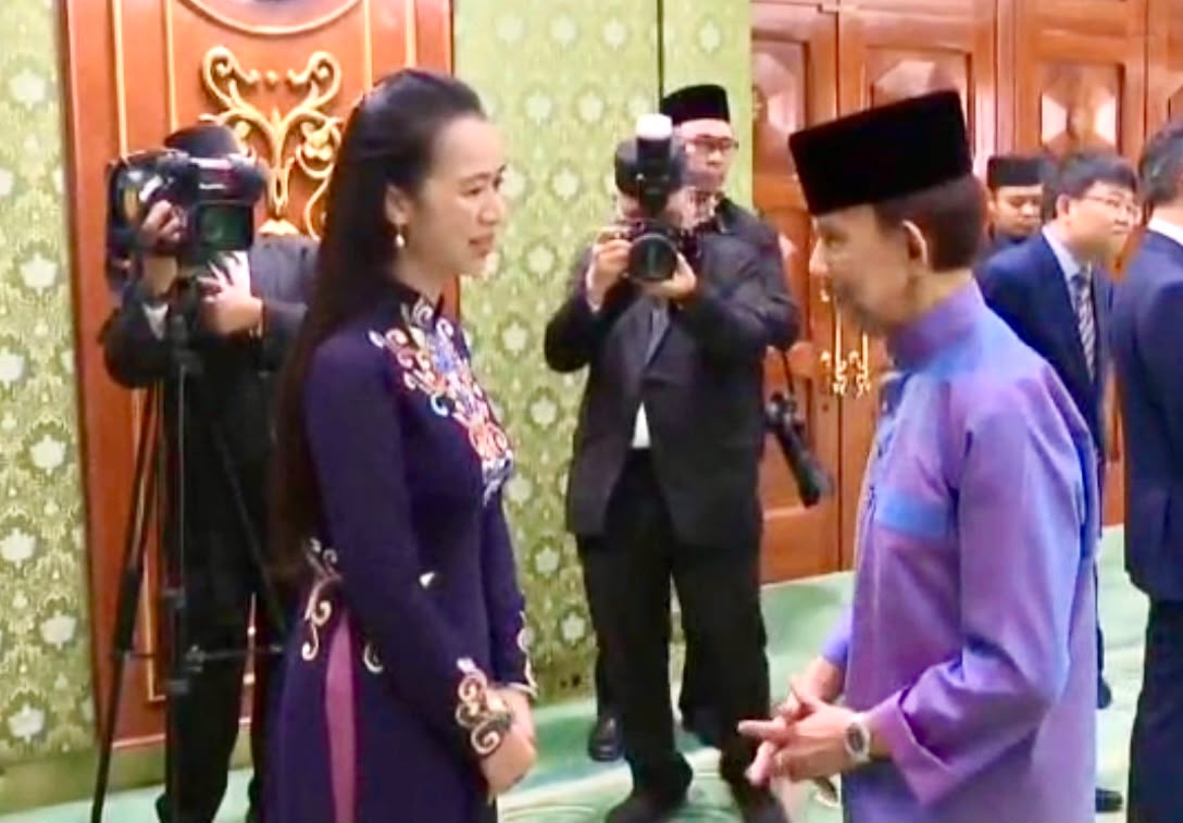 Quốc vương Haji Hassana Bolkiah gặp gỡ và trao đổi ngắn với các Đại sứ trình Quốc thư, chiều 19/10/2026.